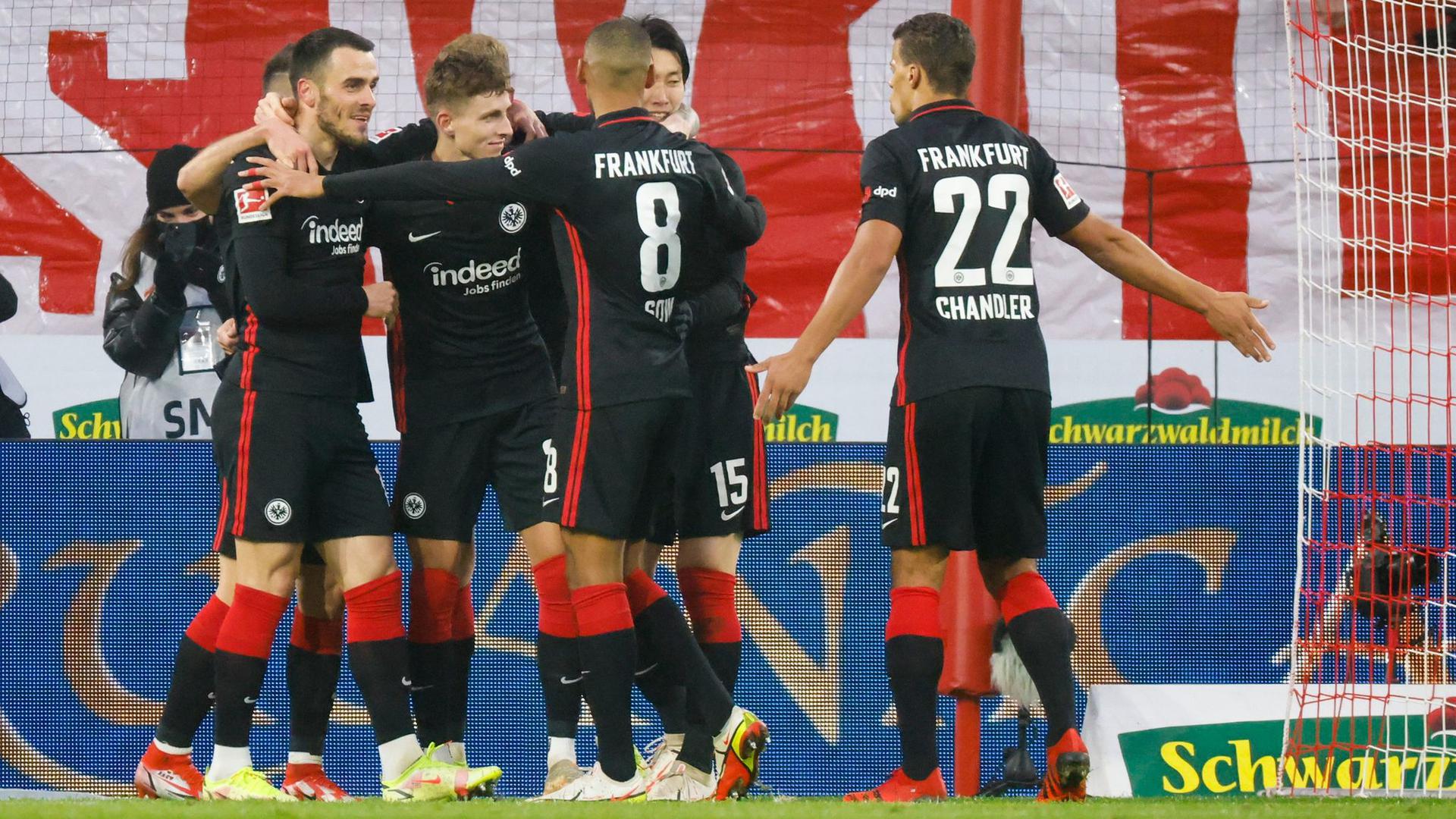 Jesper Lindström (3.v.l) jubelt mit seinen Frankfurter Mannschaftskameraden über seinen Treffer zur 1:0-Führung.