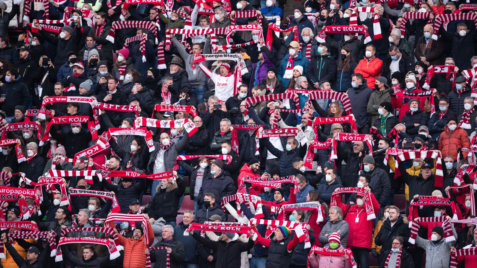 Beim Spiel des 1. FC Köln gegen Borussia Mönchengladbach waren 50.000 Zuschauer im Stadion.
