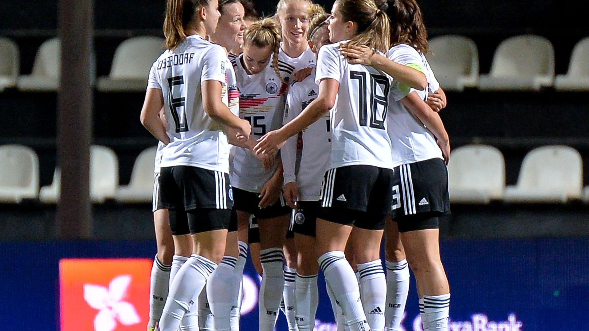 Die deutschen Spielerinnen jubeln über das 2:0 gegen Portugal.