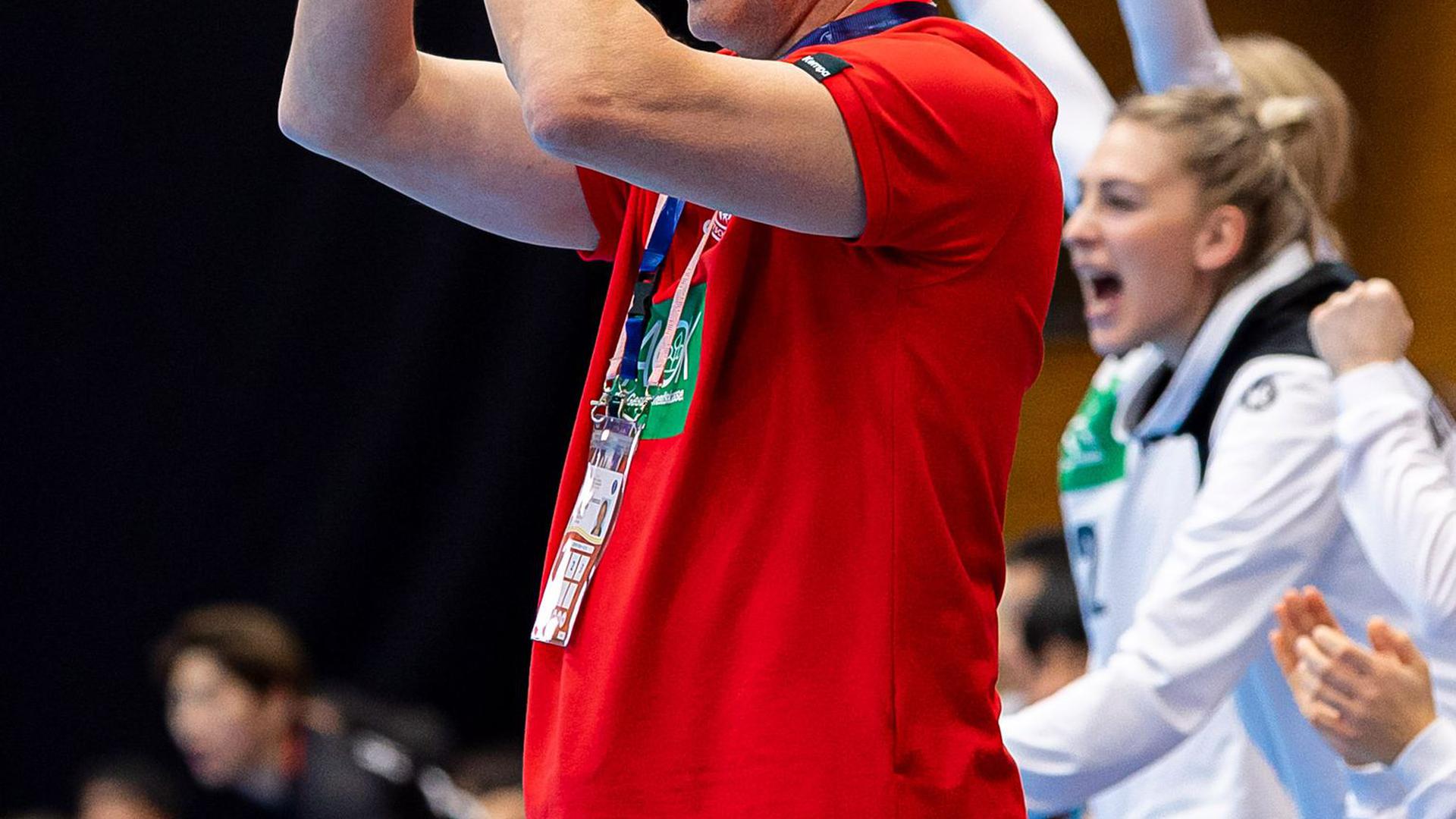 Bundestrainer Henk Groener applaudiert den deutschen Handball-Nationalspielerinnen.
