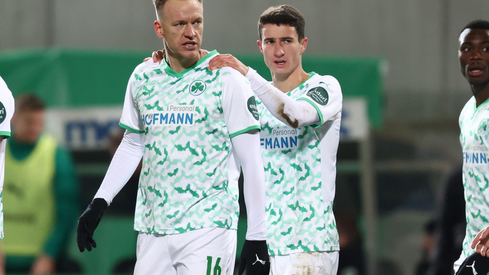 Der Fürther Havard Nielsen (l) jubelt mit seinem Kollegen Marco Meyerhöfer über seinen Treffer zum 1:0.