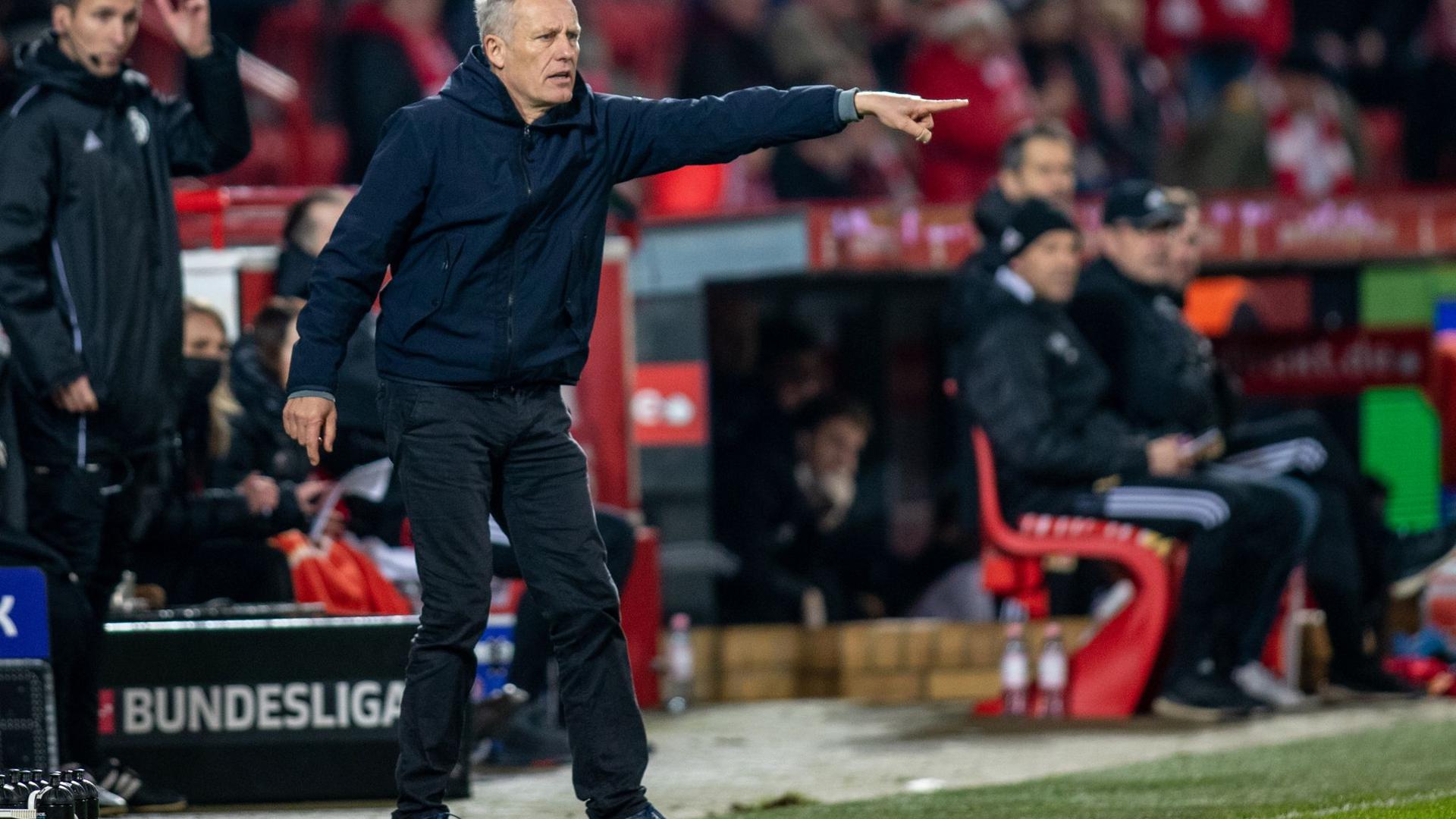 Freiburgs Trainer Christian Streich gibt seiner Mannschaft die Richtung vor.