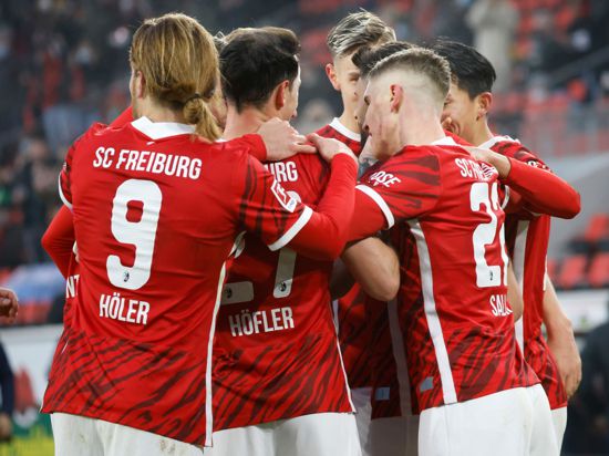 Der SC Freiburg schliesst das Jahr 2021 mit einem 2:1-Heimsieg gegen Bayer Leverkusen ab.