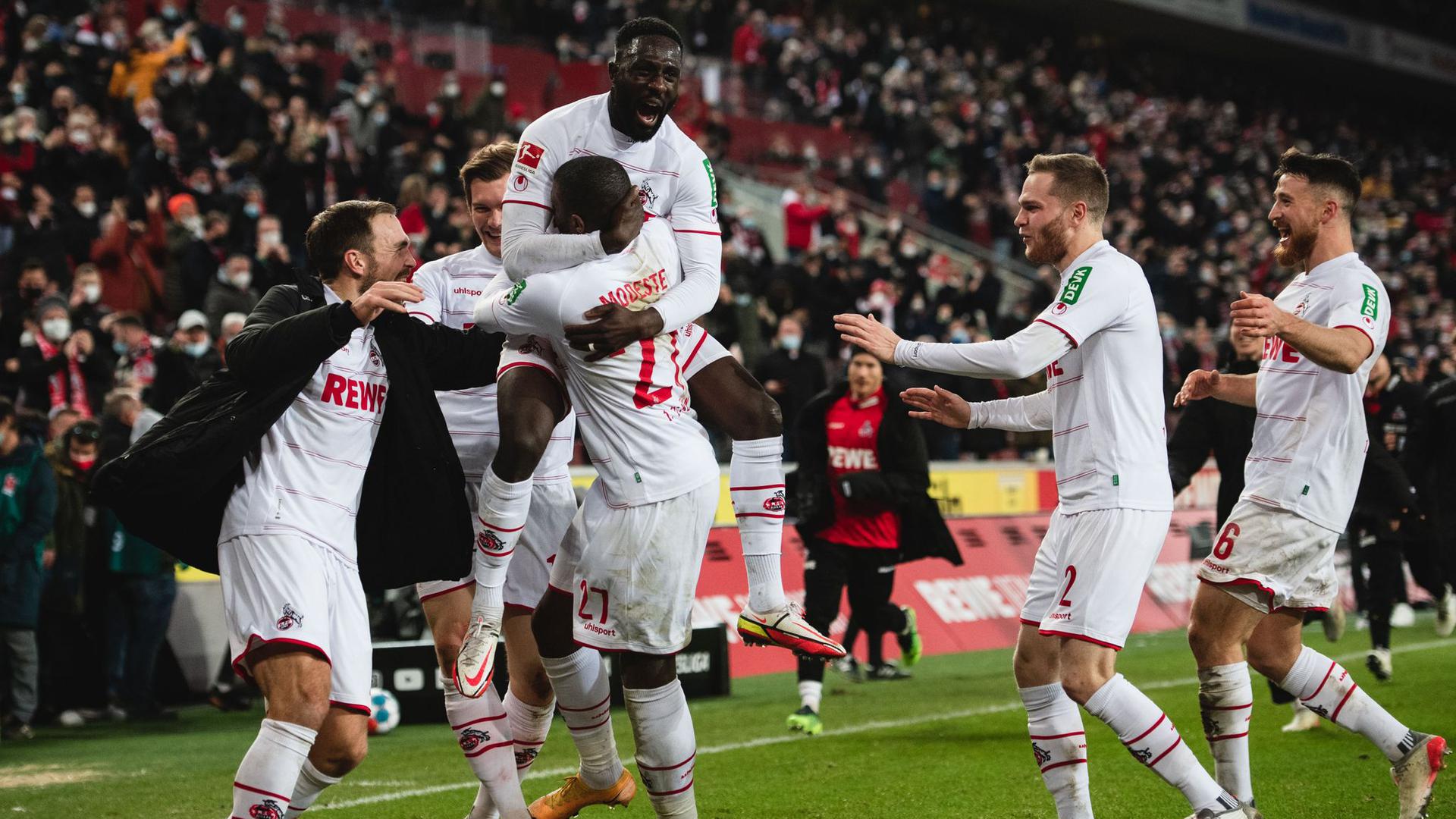 Die Kölner bejubeln den späten Siegtreffer durch Anthony Modeste im Heimspiel gegen den VfB Stuttgart.