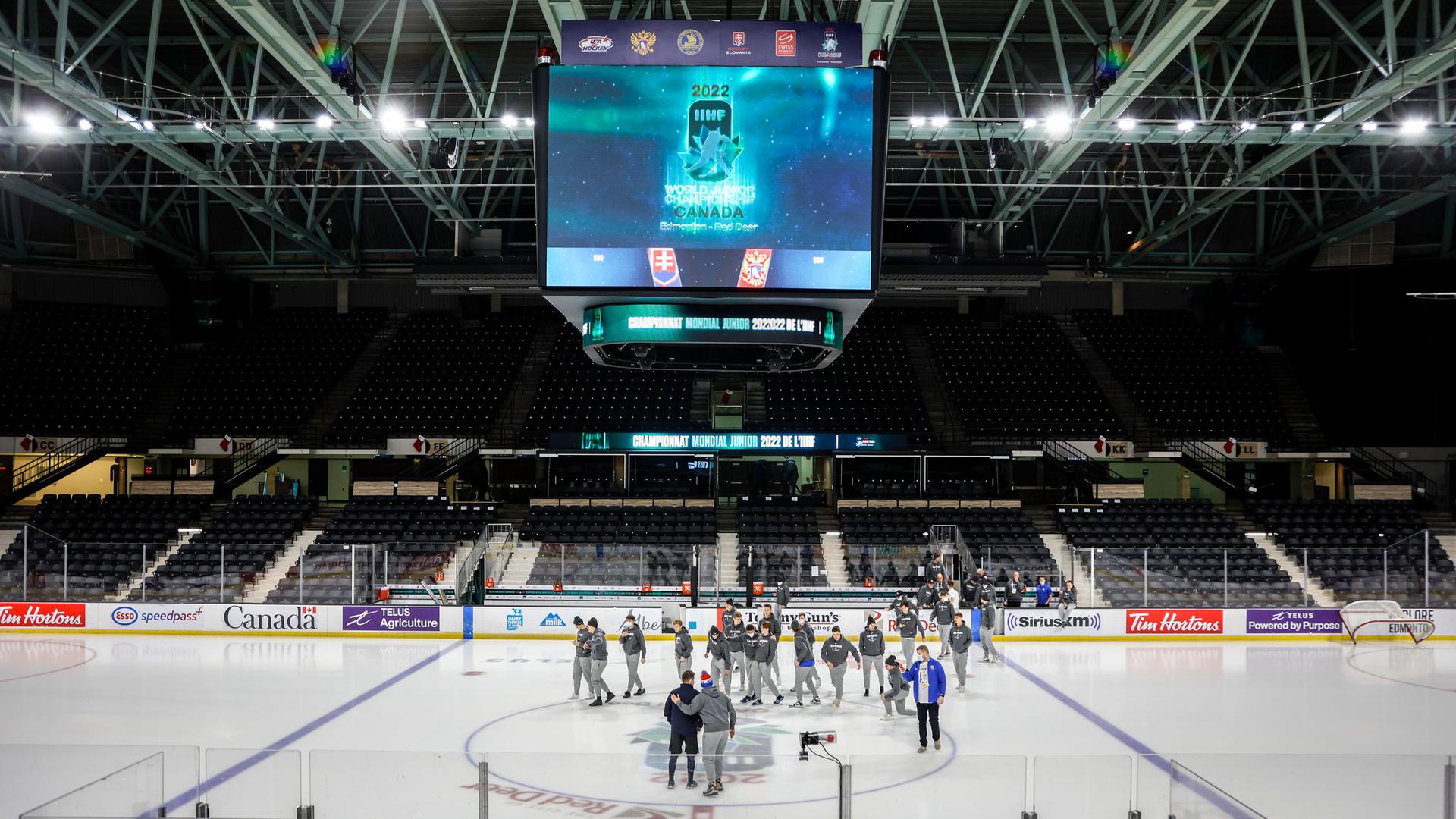Die Weltmeisterschaft der Eishockey-Junioren ist nach zahlreichen Corona-Fällen abgebrochen worden.