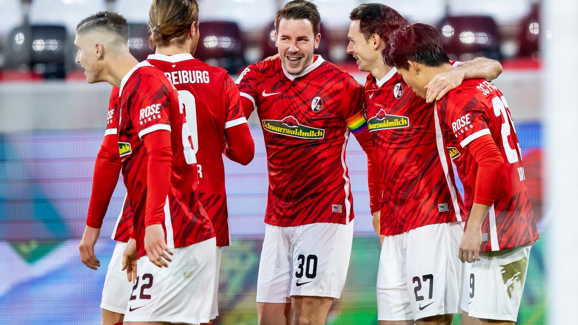 Die Freiburger Spieler feiern den Treffer zum 2:0.