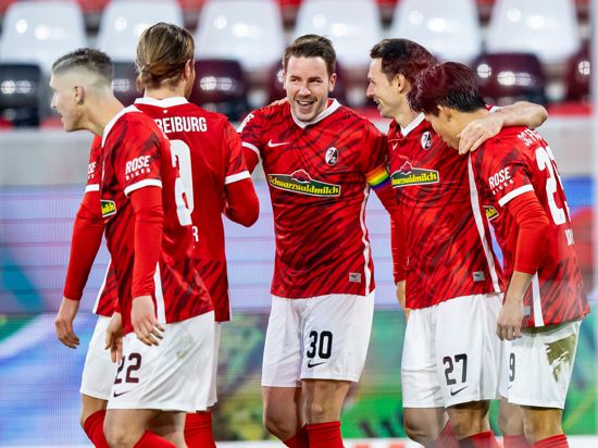 Die Freiburger Spieler feiern den Treffer zum 2:0.