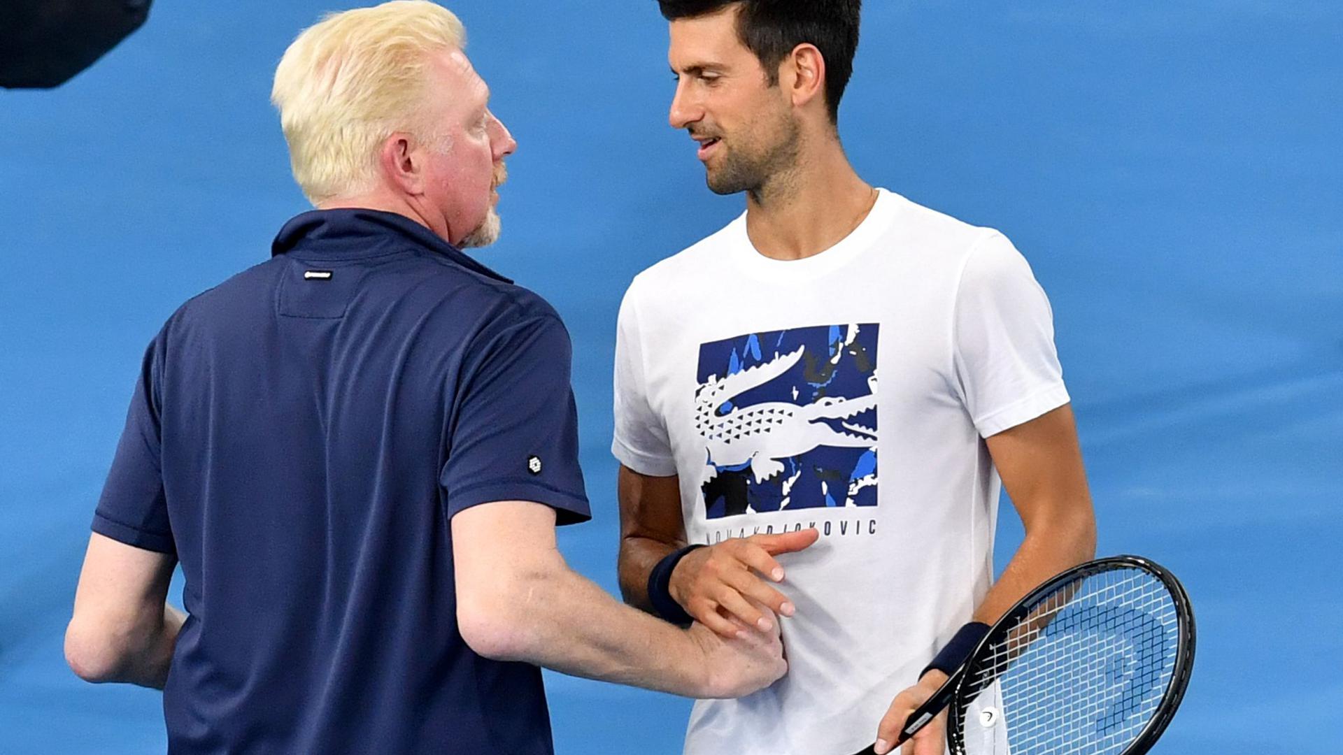 Boris Becker (l) spricht beim ATP Cup im Februar 2020 mit Novak Djokovic.