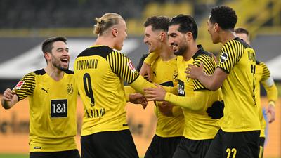 Dortmunds Torschütze Thomas Meunier (3.v.r) jubelt mit seinem Team über das 2:0.