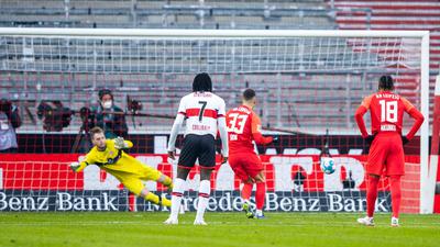 Leipzigs Andre Silva (2.v.r.) traf per Elfmeter zum 0:1.