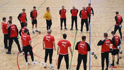 Die deutsche Handball-Nationalmannschaft steht zu Beginn eines Trainings zusammen.