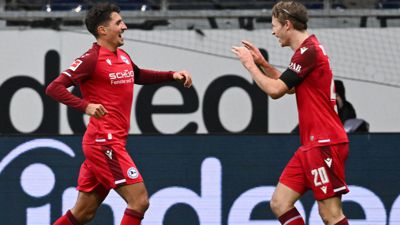 Die Bielefelder Alessandro Schöpf (l) und Patrick Wimmer jubeln nach dem Tor zum 2:0 bei Eintracht Frankfurt.