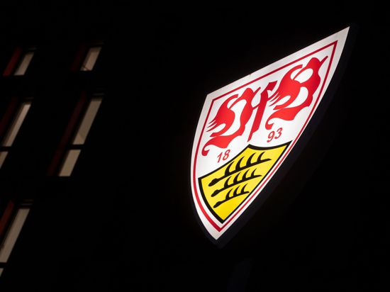 Das Logo des VfB Stuttgart ist an der Geschäftsstelle des Bundesligisten zu sehen.