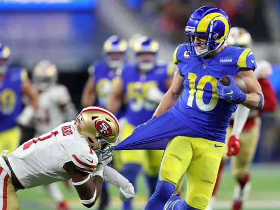 Jimmie Ward (l) von den San Francisco 49ers versucht vergeblich Cooper Kupp von den Los Angeles Rams zu stoppen.