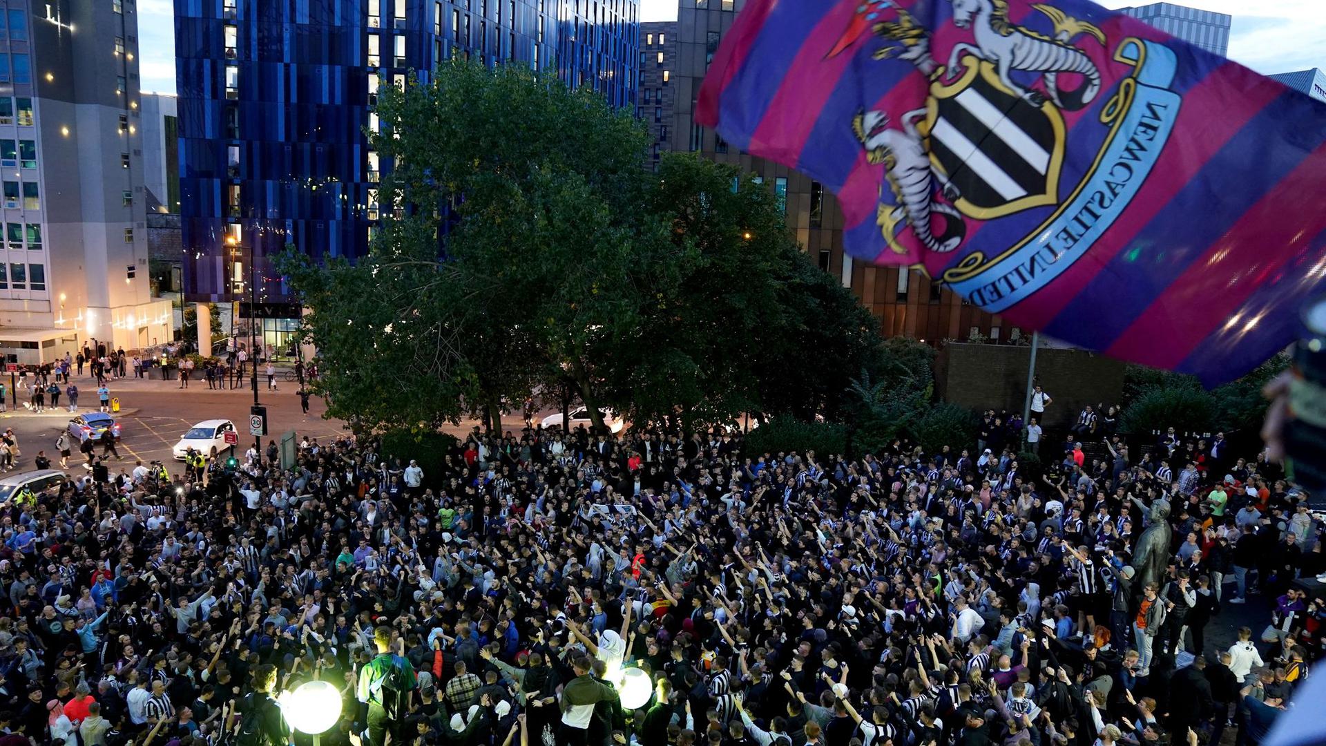 Newcastle-United-Fans feiern die Übernahme durch den saudischen Staatsfond „Public Investment Fund“.