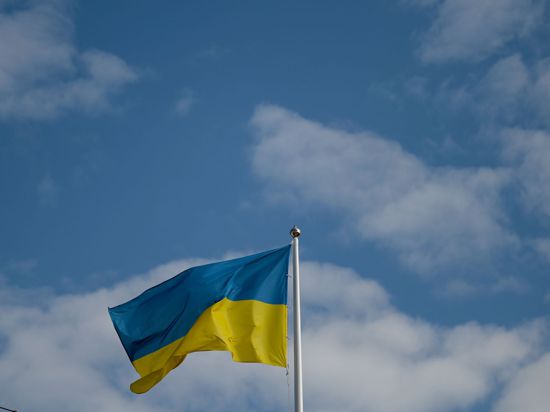 Der Ukrainische Fußball-Verband hat den Spielbetrieb der Premier Liga ausgesetzt.