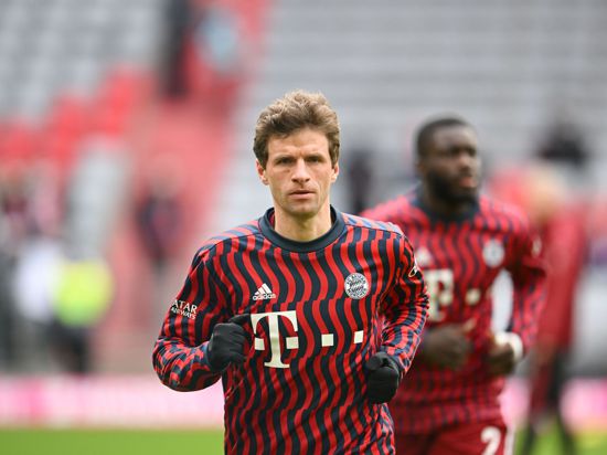 Bayerns Thomas Müller (M) steht gegen Bayer Leverkusen wieder zur Verfügung.