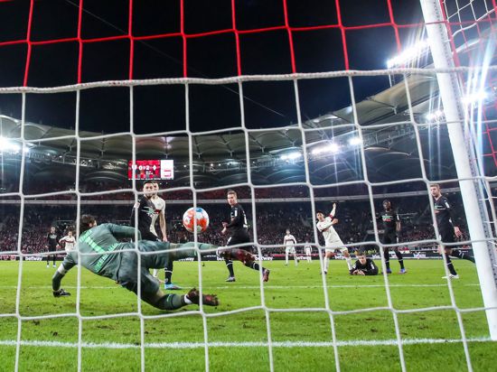 Stuttgarts Wataru Endo (r) erzielt das Tor zum 1:2 gegen Mönchengladbachs Torwart Yann Sommer.
