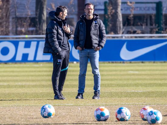 Herthas Geschäftsführer Fredi Bobic (r) hat Trainer Tayfun Korkut das Vertrauen entzogen.