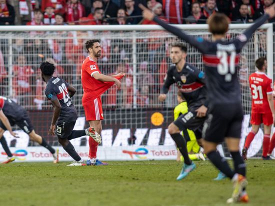 Punktgewinn bei Union Berlin: Stuttgarts Sasa Kalajdzic (l) dreht nach seinem Treffer zum 1:1 jubelnd ab.