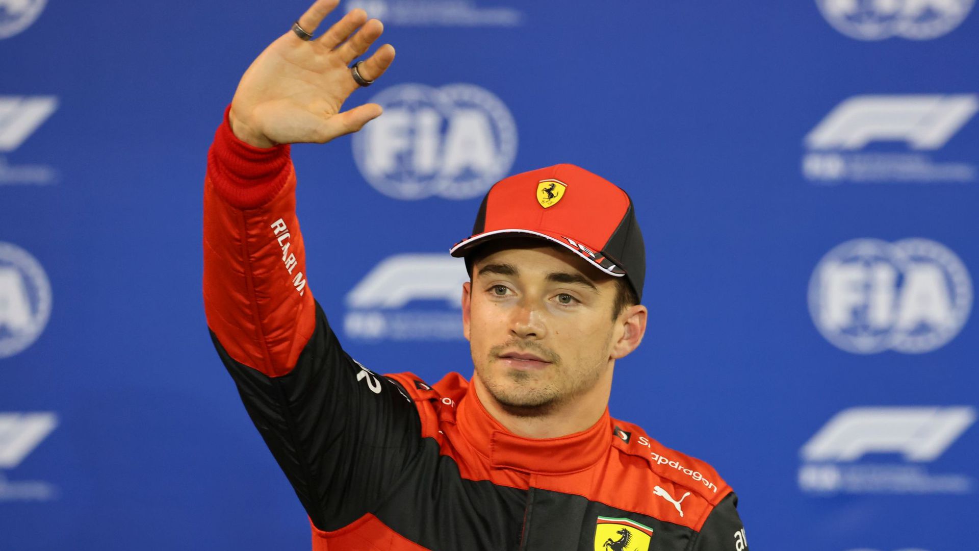 Ferrari-Pilot Charles Leclerc aus Monaco feiert seine Pole Position in Bahrain.