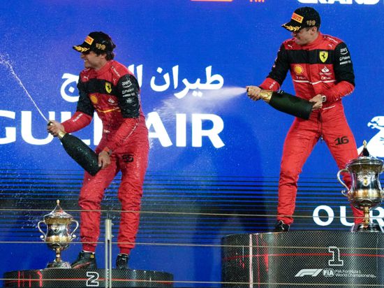 Haben Bahrain-Sieger Charles Leclerc (r) und sein Ferrari-Teamkollege Carlos Sainz auch in Saudi-Arabien Grund zum Feiern?