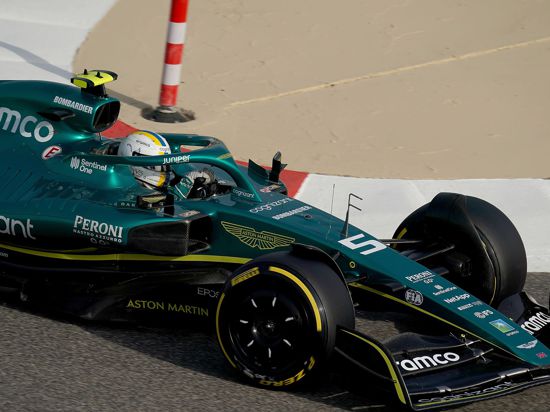 Bei einer Testfahrt vor der Saison sitzt Sebastian Vettel noch selbst am Steuer. Sollte er wegen einer Corona-Infektion erneut ausfallen, wird ihn Nico Hülkenberg vertreten.