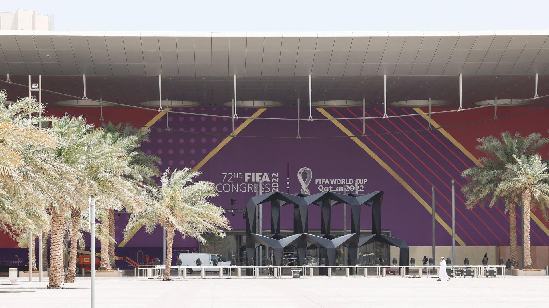 Blick auf den Eingang zum Doha Exhibition & Convention Center (DECC), wo am 1. April die Gruppen-Auslosung für die WM 2022 stattfindet.