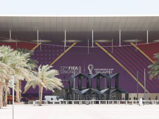 Blick auf den Eingang zum Doha Exhibition & Convention Center (DECC), wo am 1. April die Gruppen-Auslosung für die WM 2022 stattfindet.