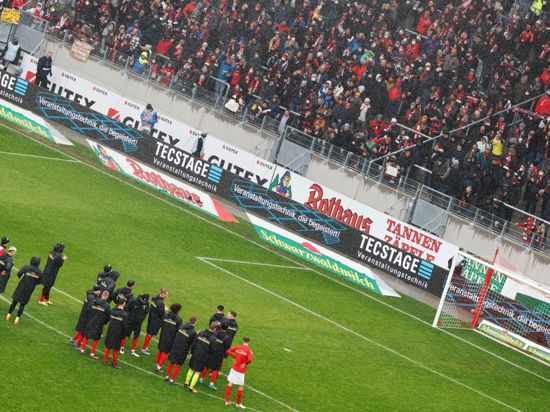 Die Spieler des SC Freiburg bedanken sich nach Spielende bei ihren Fans.