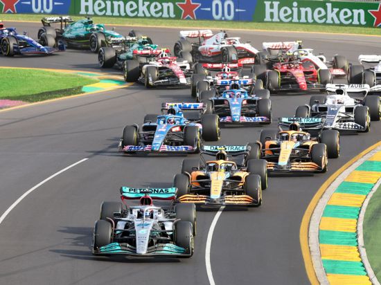 Das Fahrerfeld beim Preis von Australien kurz nach dem Start auf der Rennstrecke.