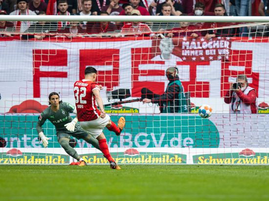 Vincenzo Grifo brachte Freiburg mit seinem Tor gegen Gladbach zurück ins Spiel.