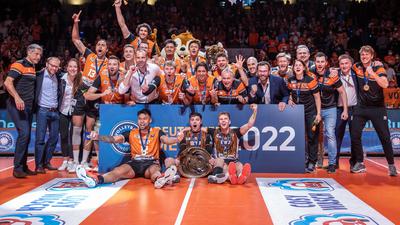 Die Berlin Volleys feiern ihren Meistertitel.
