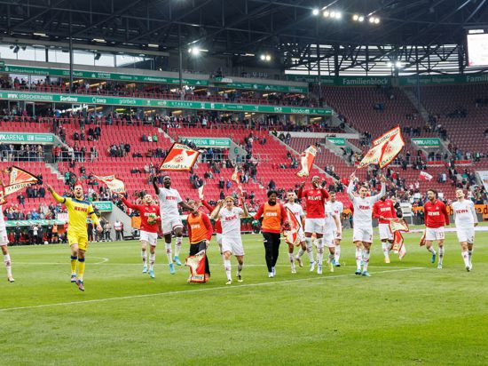 Die Profis des 1. FC Köln feiern ihren Sieg in Augsburg.