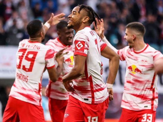 Leipzigs Spieler um Christopher Nkunku (M) jubeln nach Nkunkus Treffer zum 2:0 gegen Augsburg.