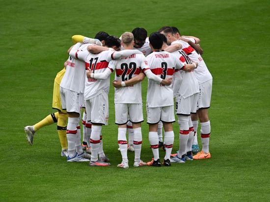Die Spieler vom VfB Stuttgart stehen zusammen.