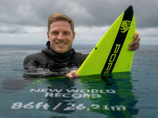 Der Surfer Sebastian Steudtner stellt mit einer berittenen Wellenhöhe 26,21 Metern einen Weltrekord auf.