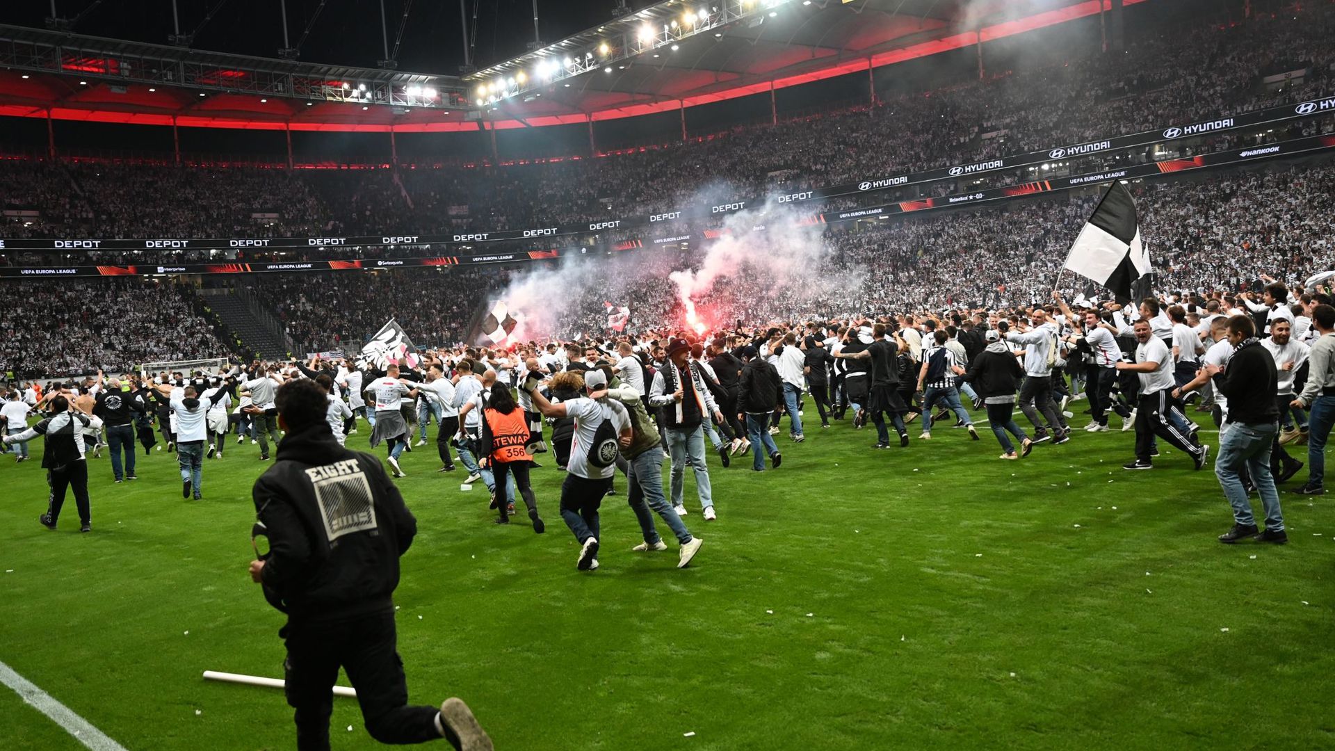 Der Platzsturm der eigenen Fans nach dem Sieg gegen West Ham United kommt Eintracht Frankfurt teuer zu stehen.
