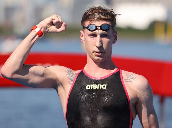 Schwimmer Florian Wellbrock jubelt bei Olympia in Japan 2021 über Gold.