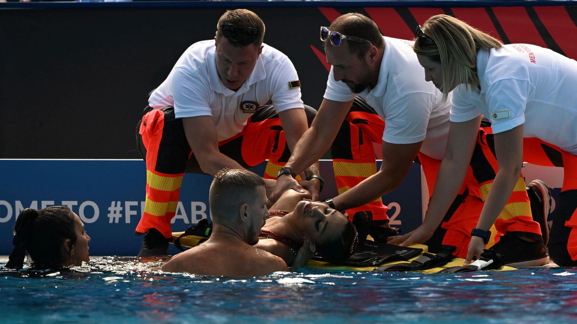 Die bewusstlose Anita Alvarez musste von ihrer Trainerin und Rettungspersonal aus dem Wasser gezogen werden.