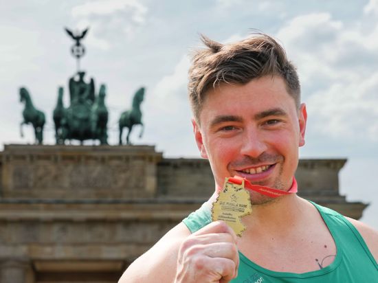 Zum zehnten Mal deutscher Meister im Kugelstoßen: David Storl bei der Siegerehrung vor dem Brandenburger Tor.