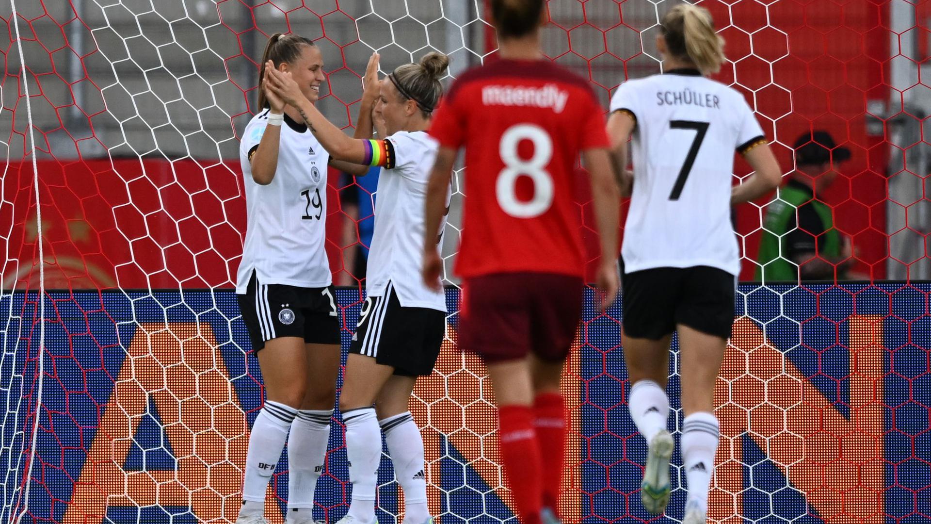 Die deutschen Spielerinnen feiern das 1:0 gegen die Schweiz durch Klara Bühl.
