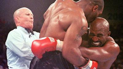Im Juni 1997 kam es zum WM-Skandalkampf inklusive Biss ins Ohr zwischen Evander Holyfield (r) und Mike Tyson.