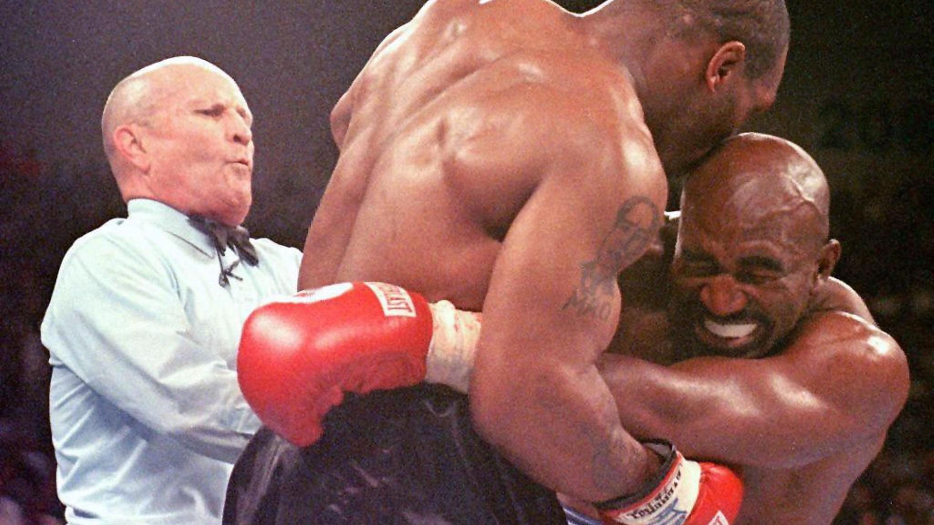 Im Juni 1997 kam es zum WM-Skandalkampf inklusive Biss ins Ohr zwischen Evander Holyfield (r) und Mike Tyson.