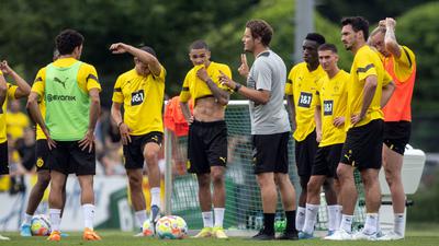 Öffentliches Training von Borussia Dortmund auf dem vereinseigenen Trainingsgelände. Trainer Edin Terzic (M) leitet das Training.