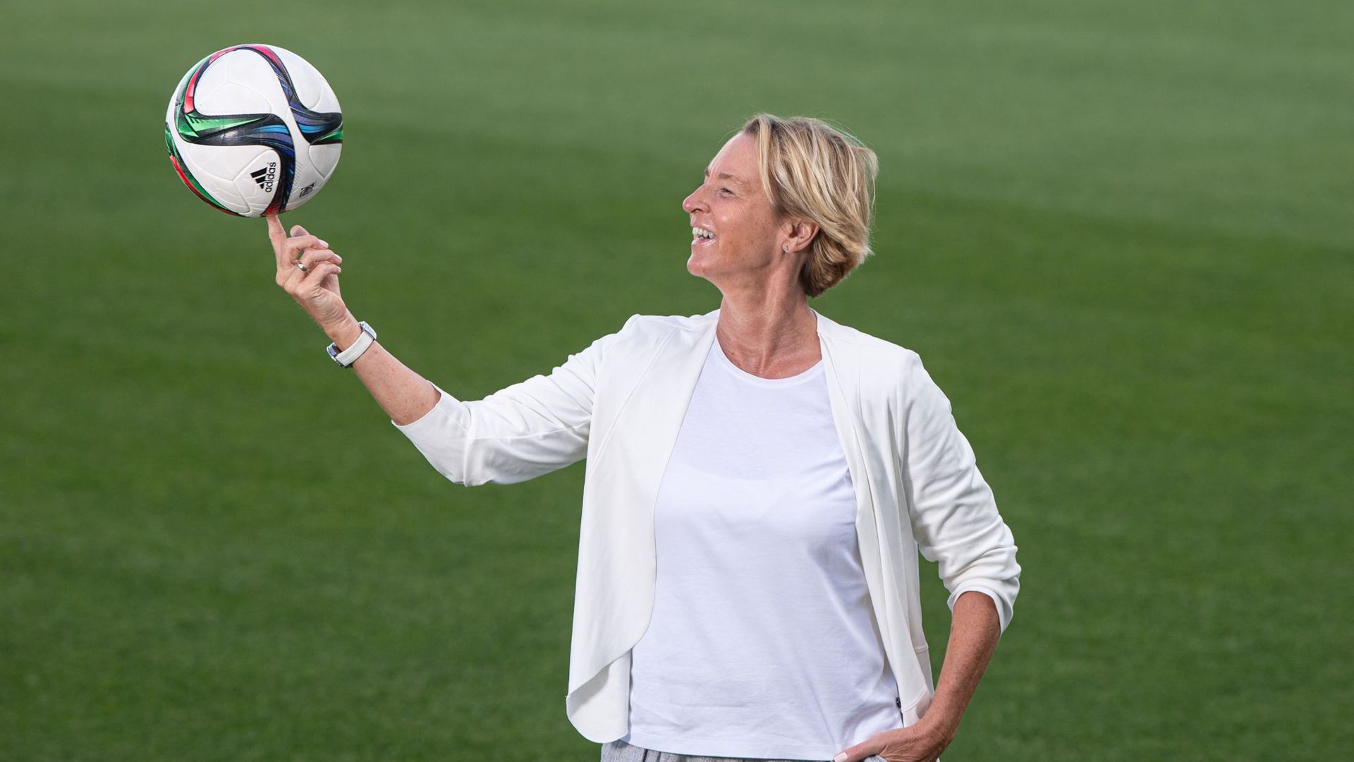 Hofft bei der EM in England auch auf einen Überraschungseffekt der deutschen Frauen: Bundestrainerin Martina Voss-Tecklenburg.