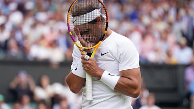 Sichtlich mitgenommen von seiner Muskelverletzung im Bauchbereich: Rafael Nadal reagiert während des Spiels gegen Taylor Fritz.