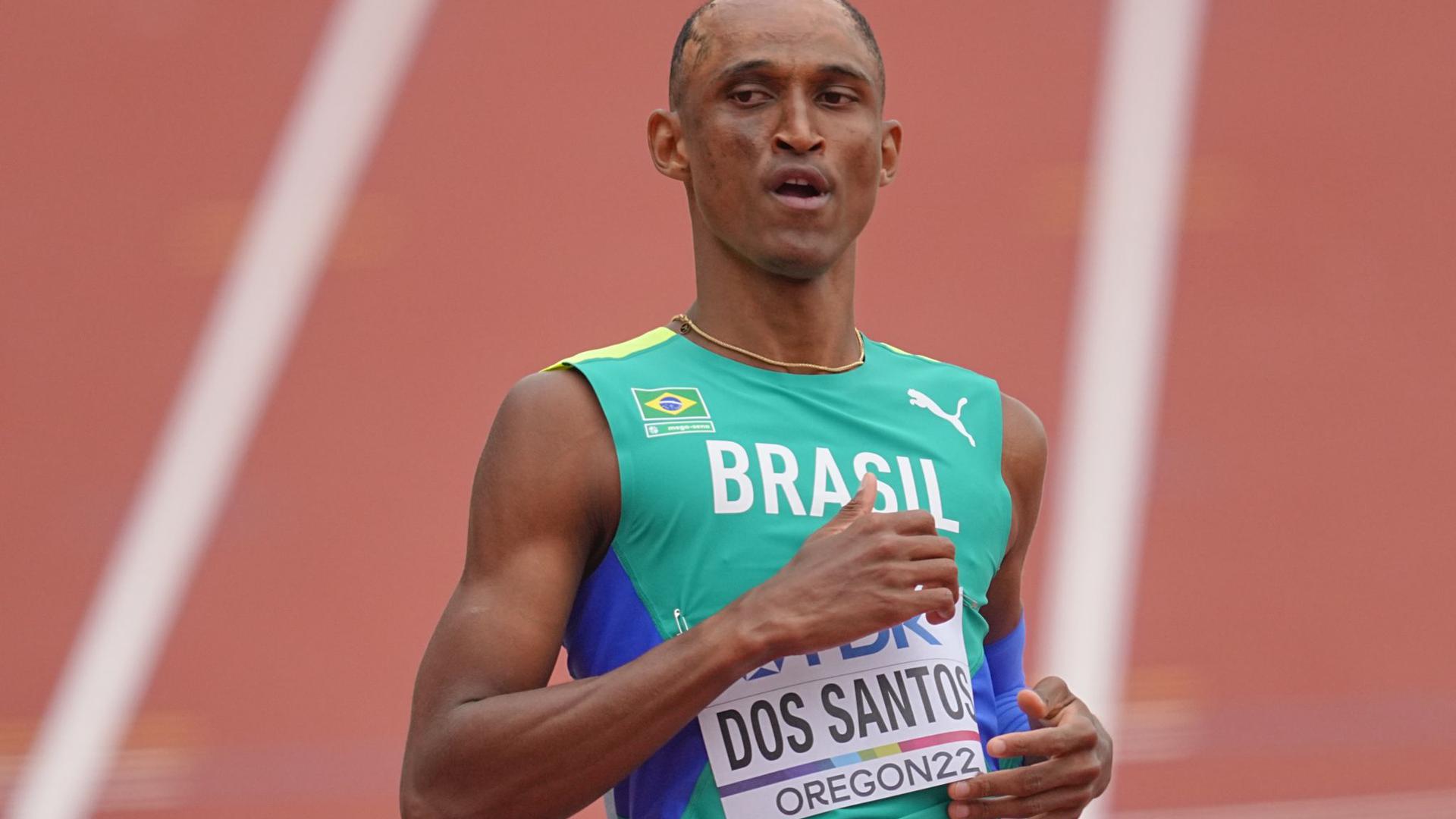 Der Brasilianer Alison Dos Santos hat in Eugene über 400 Meter Hürden Gold gewonnen.