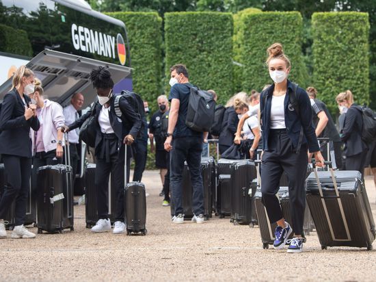 Ankunft des deutschen Teams in einem ländlichen Luxus-Hotel in Watford nordwestlich von London.
