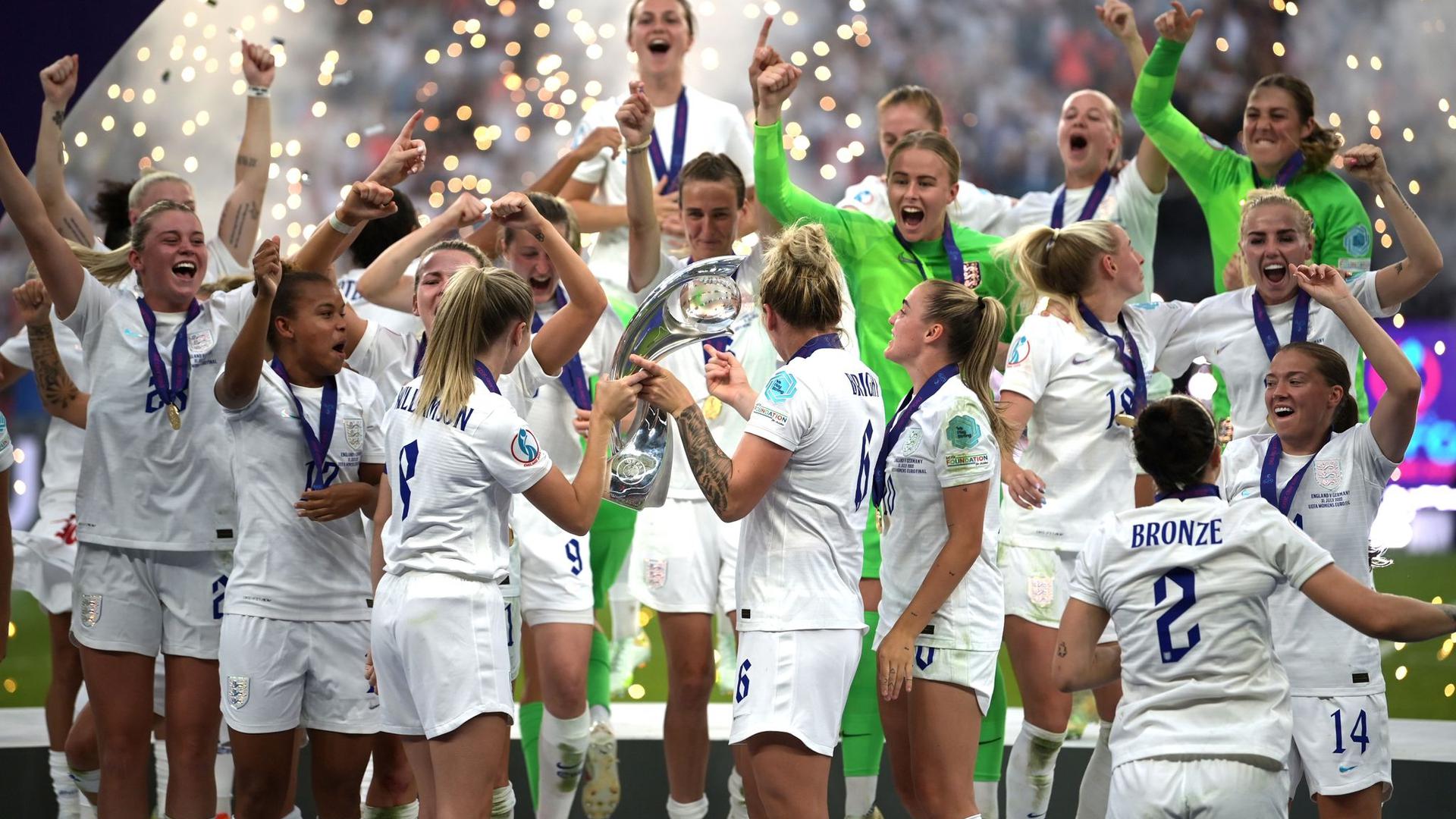 Englands Fußballerinnen feiern in London den EM-Titel.
